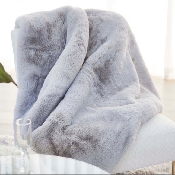 UnHide Lil' Marshmallow Silver Faux Fur Blanket - Picture 2 of 11